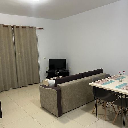 סרנדה Apartments Sadiku With Sea View מראה חיצוני תמונה