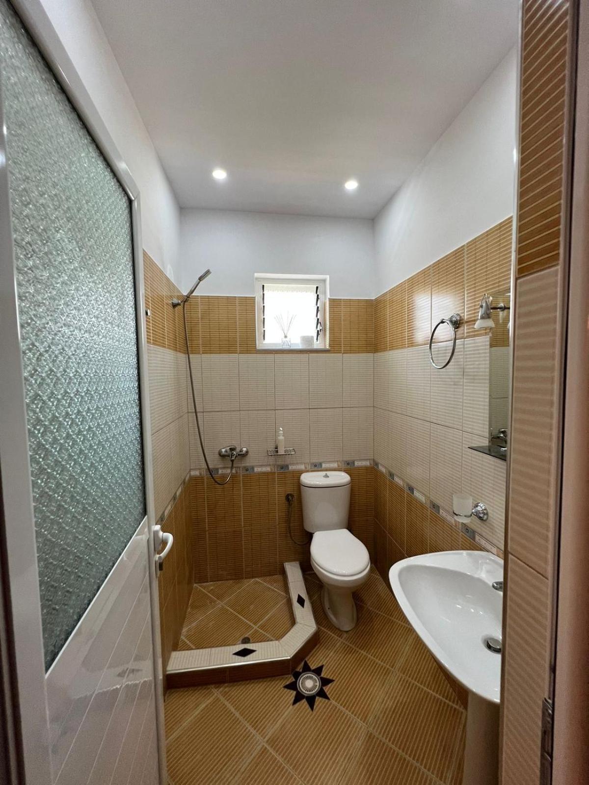 סרנדה Apartments Sadiku With Sea View מראה חיצוני תמונה